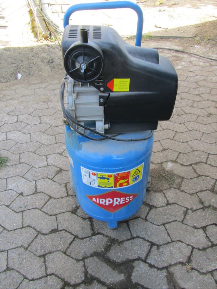 Kompressor HL 360-50 8 bar 2.5 PS/1.8 kW 231 l/min 50 l DEFEKT in Eime