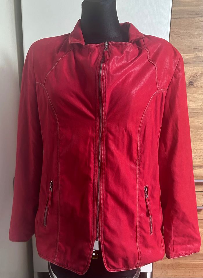 Damen Jacke, von Canda C&A, rot glänzend, Größe 44 in Mittenaar
