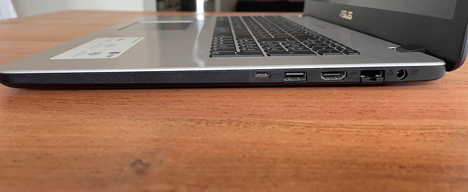 Laptop Asus VivoBook Pro 17 in Lübeck