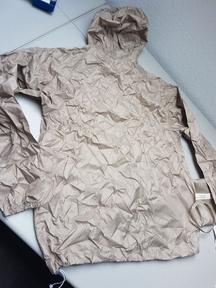 neuwertige Regenjacke von Quechua, XS/S beige in Heiningen