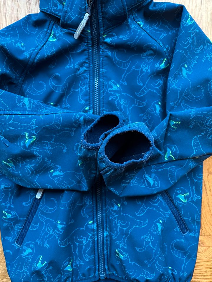 blaue H&M Softshelljacke mit Kapuze Gr. 128 Dinosaurier / Dinos in Erwitte