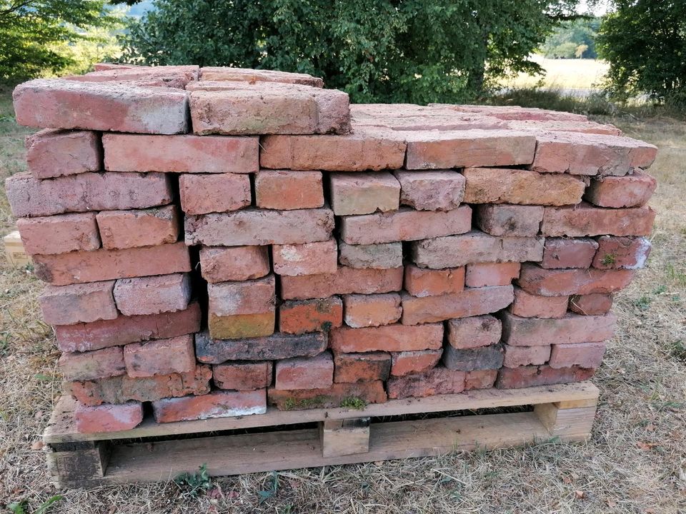 Historische Baustoffe Feldbrandziegel/Ziegel ohne Mörtel, sauber in Leichlingen