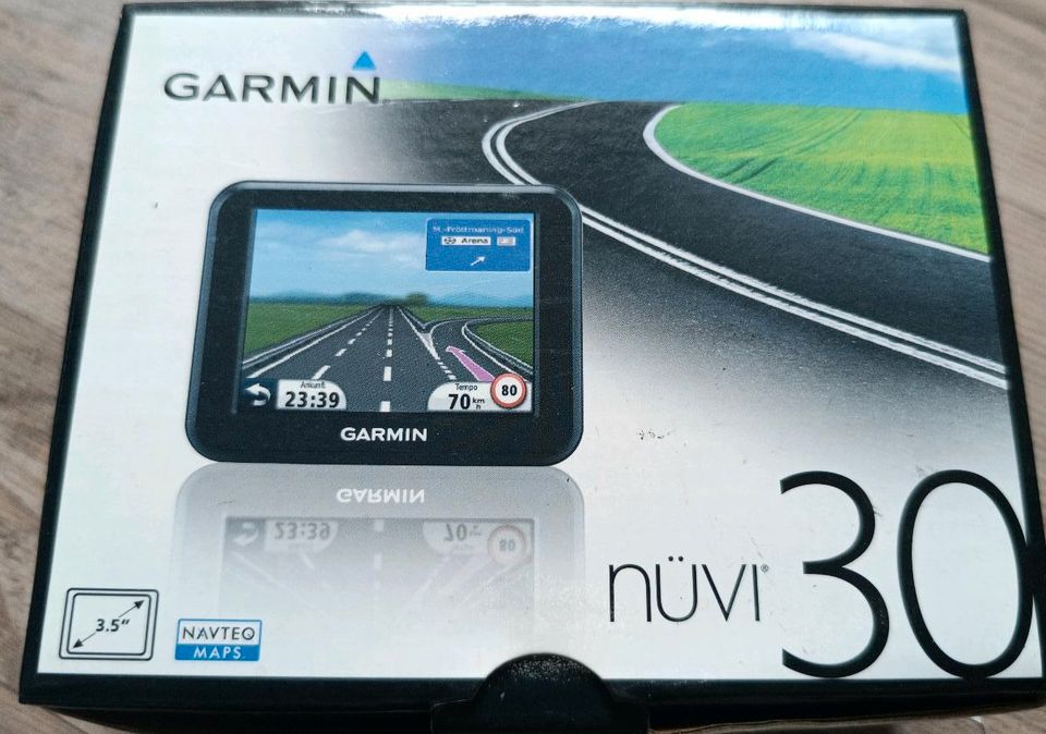 Garmin nüvi 30 Navigationsgerät mit Ladekabel und Halterung in Bedburg