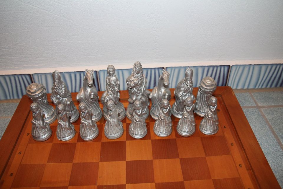 Schachspiel mit Holzbrett und großen Figuren in Immendingen