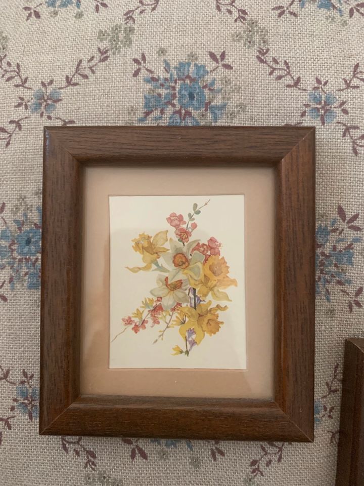 Zwei kleine Vintagebilder mit Blumenmotiv aus Holz in München