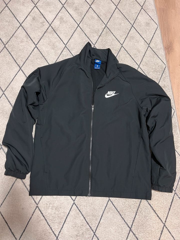 Nike Jacke (wie Windbreaker) in Berlin