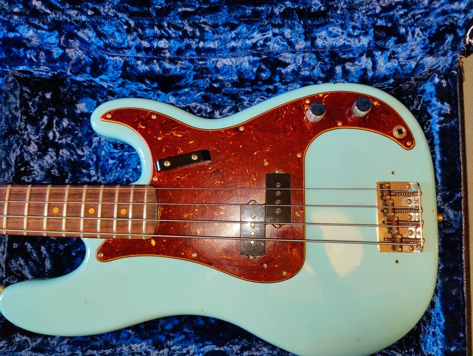 Fender Custom Shop 63 Precision Bass Journeyman Relic Daphne Blue in Berlin