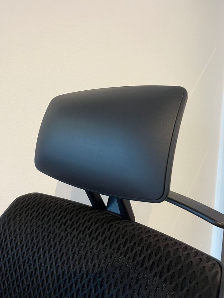 Vitra ID Mesh Bürostuhl mit Kopfstütze + Kleiderbügel - schwarz in Lüdenscheid