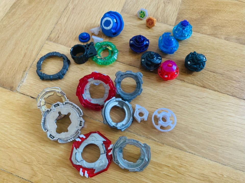 Beyblade Koffer mit 13 Beyblades und 9 Spinnern in München