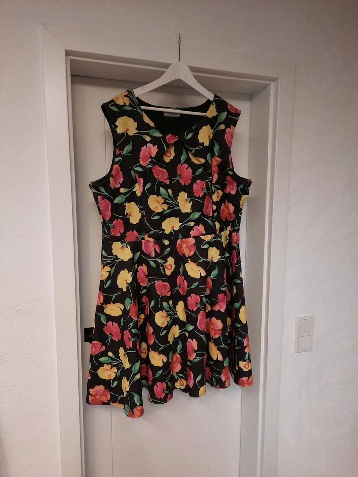 Kleid mit Blumen von Praslin Gr.52 in Olpe