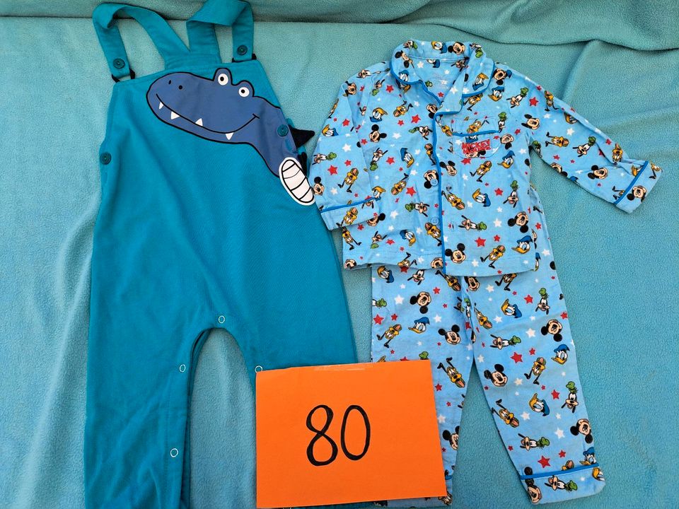 Disney Schlafanzug und Monster Latzhose Set Größe 80 in Heinade