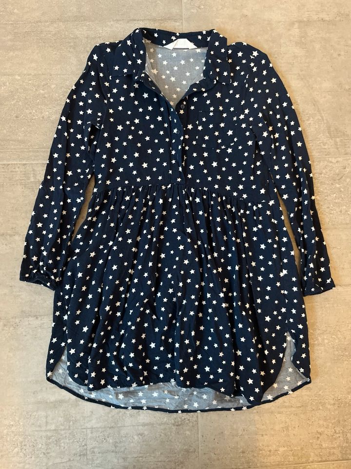 Kleid Mädchen Größe 146 H&M dunkelblau mit Sternen in Pliezhausen