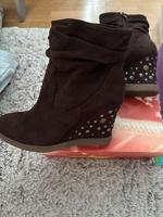 Neuwertig Stiefel Stiefeletten Keilabsatz  Winter Größe 39 Hessen - Karben Vorschau