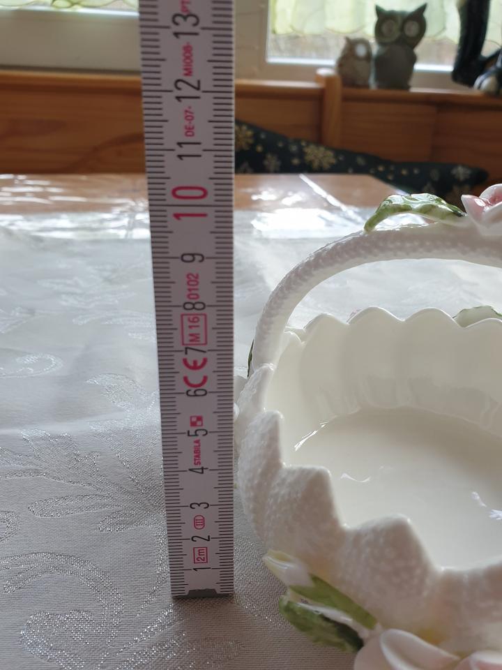 Wunderschöner Porzellan Korb mit Blumenverzierung in Bad Emstal