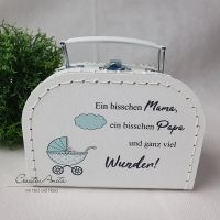 Pappkoffer in Weiß mit Spruch "Ein bisschen Mama..." zur Geburt Bayern - Fensterbach Vorschau