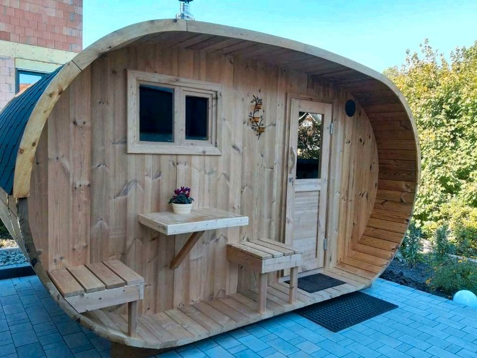 Fasssauna Thermoholz Sauna Gartenhaus Saunafass Holzofen Fassauna Badezuber Hot Tub Badefass Tiny House Gartenhaus See Almhütte Fass Campingplatz Schlaffass Wildnis Holz Saunawagen Unterkunft Pension in Erfurt