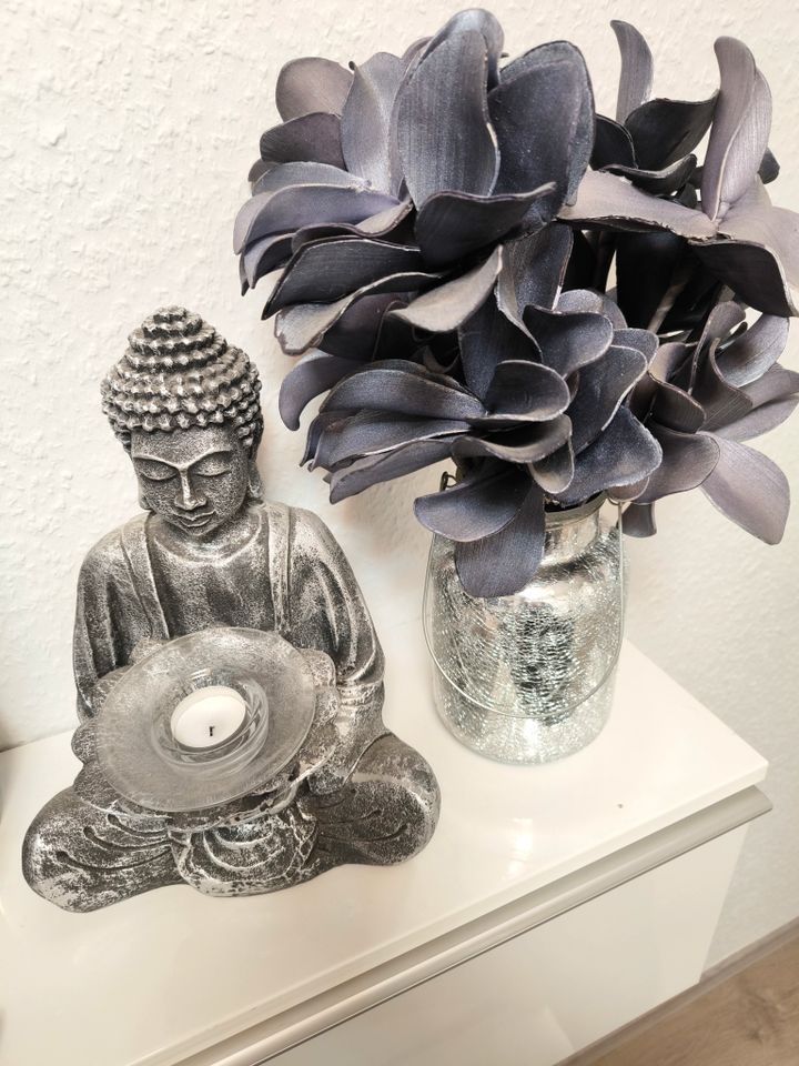 Silberfarbener Bidda + Kunstpflanze in Vase in Essen