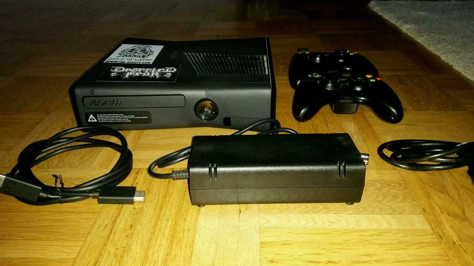 XBox 360 mit zwei Controllern in Lichtenfels