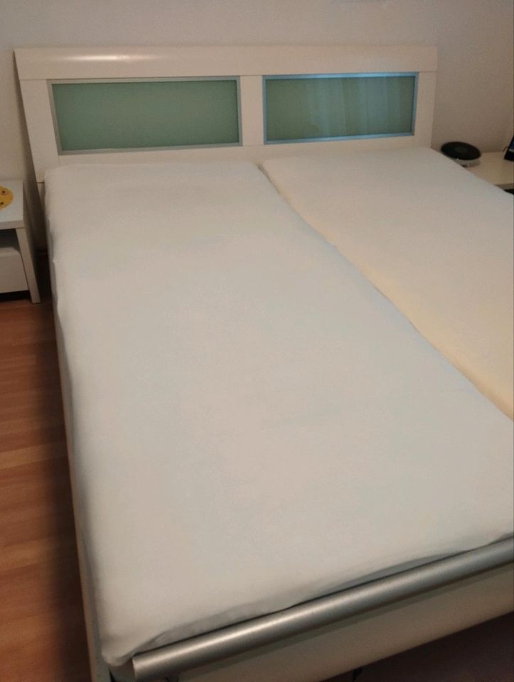 Schlafzimmer Schrank, Doppeltbett,  2 Nachttische in Fürth