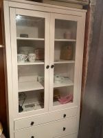 HEMNES Vitrine mit 3 Schubladen, weiß gebeizt, 90x197 cm Hessen - Biebergemünd Vorschau