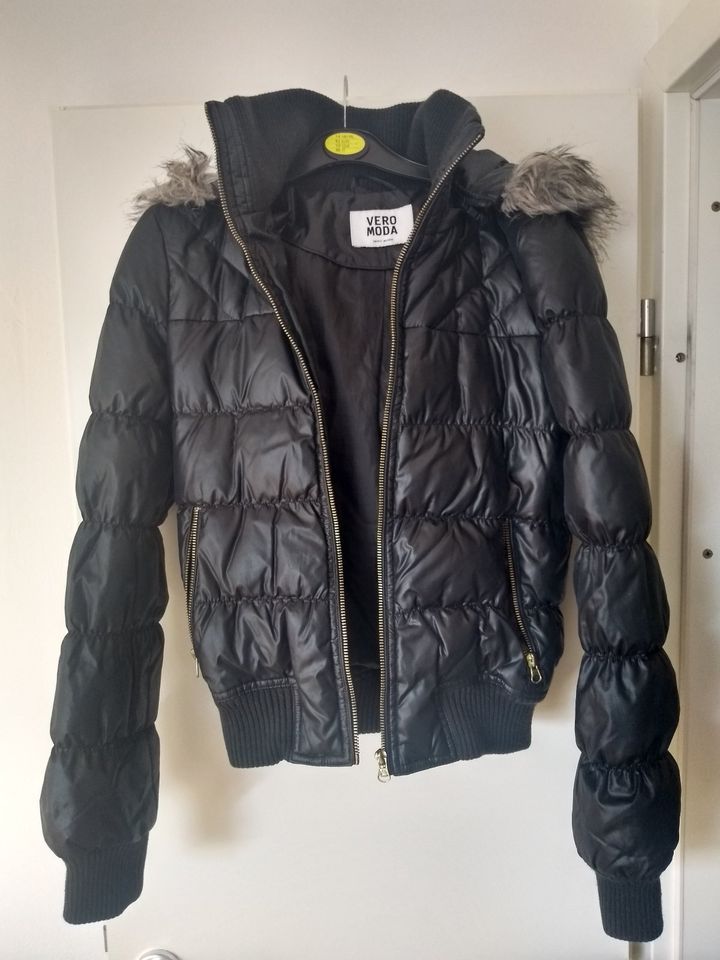 Vero Moda Winter Stepp Jacke schwarz, Gr. S,extra Kapuze, wie neu in Berlin