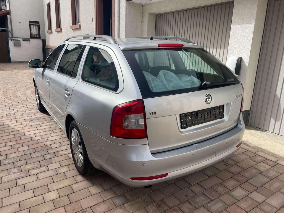 Skoda Octavia Combi 1.6 TDI DPF 8-fach bereift Parkpil in Dieburg