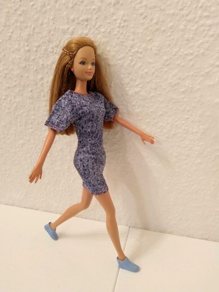 Barbie Anziesachen Klamotten Kleider. Pro Kleidung 15 € in Berlin