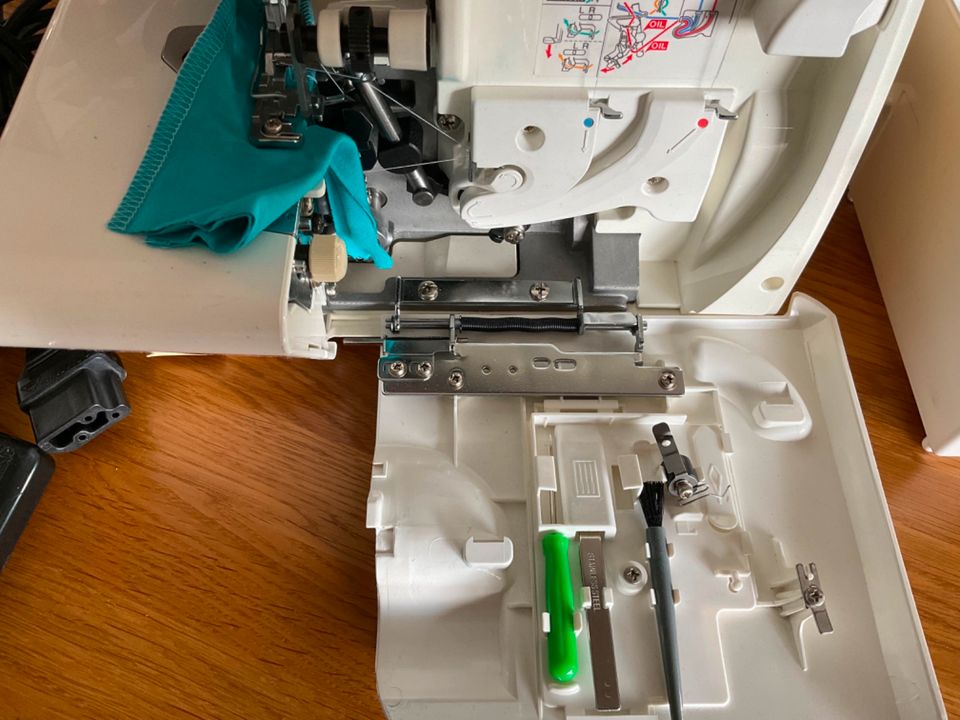 Bernina 1000DA Overlock Nähmaschine in Niddatal