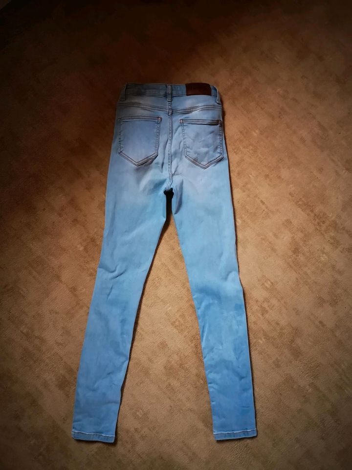 NA-KD Jeans Größe 34 skinny hellblau in Mittweida