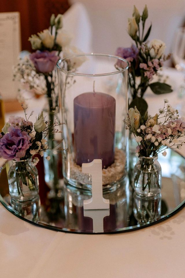 Spiegelplatten als Tischdeko bei einer Hochzeit in Waldbronn