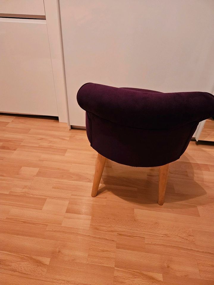 Kleiner Sitzhocker Farbe Purple in Heusenstamm