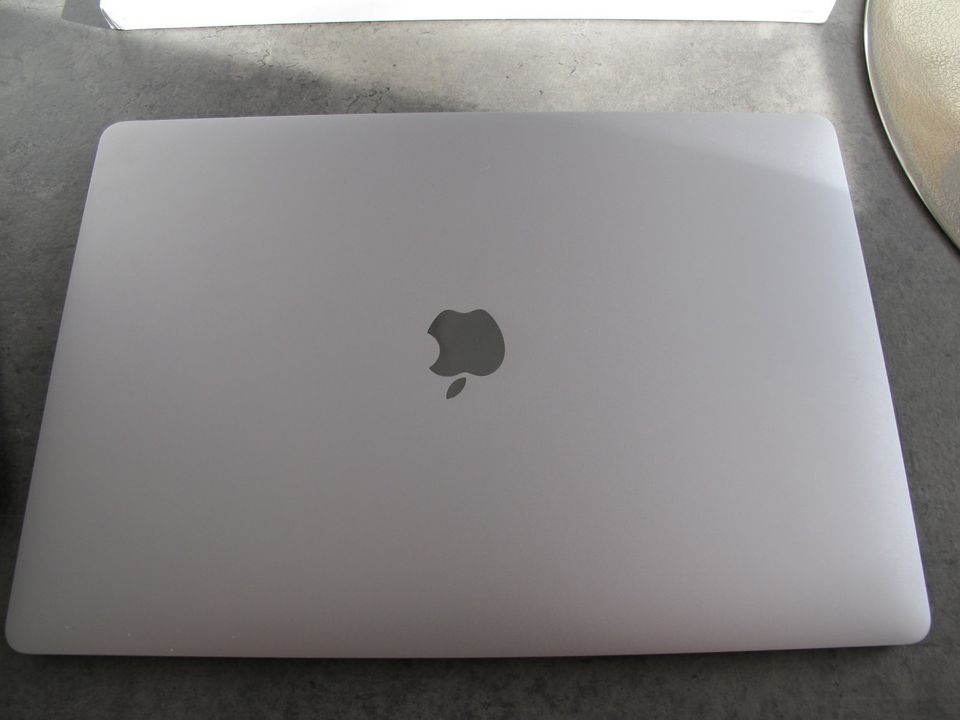 Apple MacBook Pro 15 i7 2,8Ghz 16GB RAM Radeon Pro 555 256GB SSD in Löhne