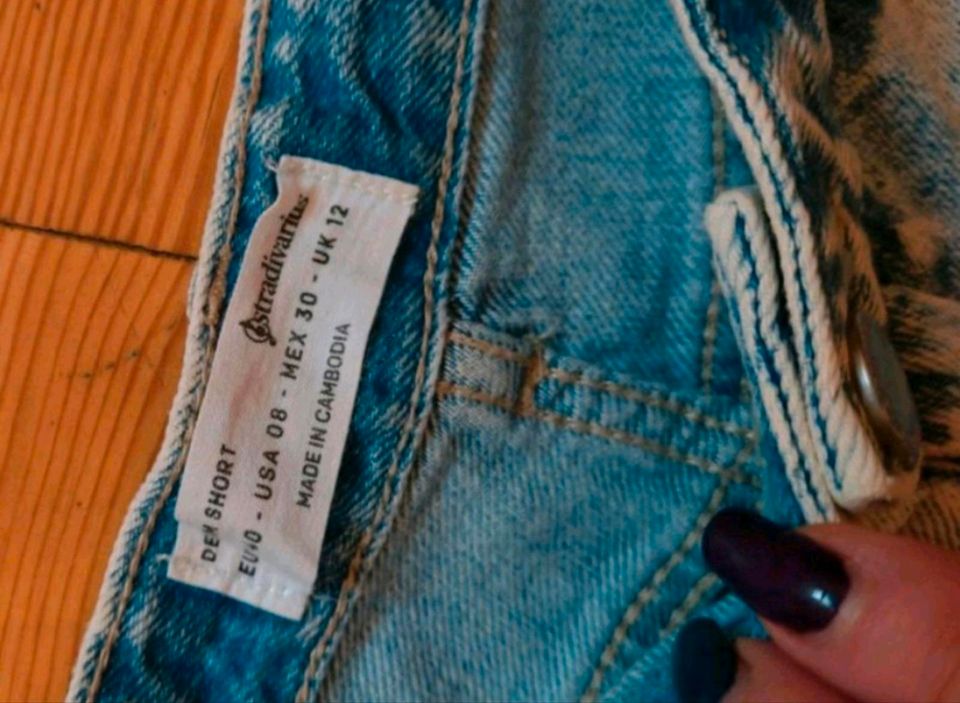 STRADIVARIUS Jeansrock blau Risse L 40 neuwertig in München