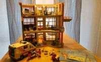 Playmobil Krankenhaus 6657 mit Erweiterung und viel Zubehör Berlin - Neukölln Vorschau