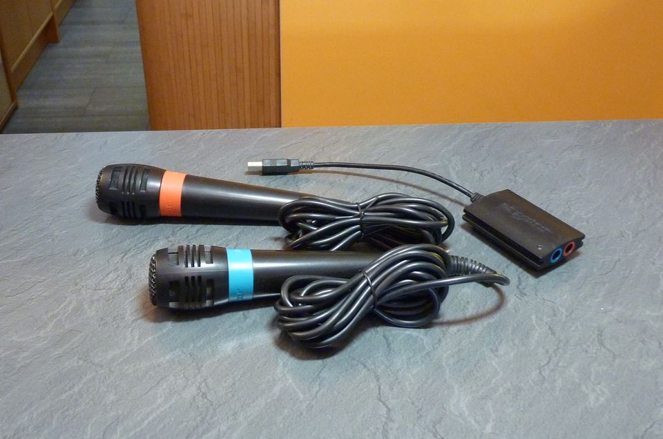 2 SingStar Mikrofone für die PlayStation 2 oder PS 3 mit Adapter in Berlin