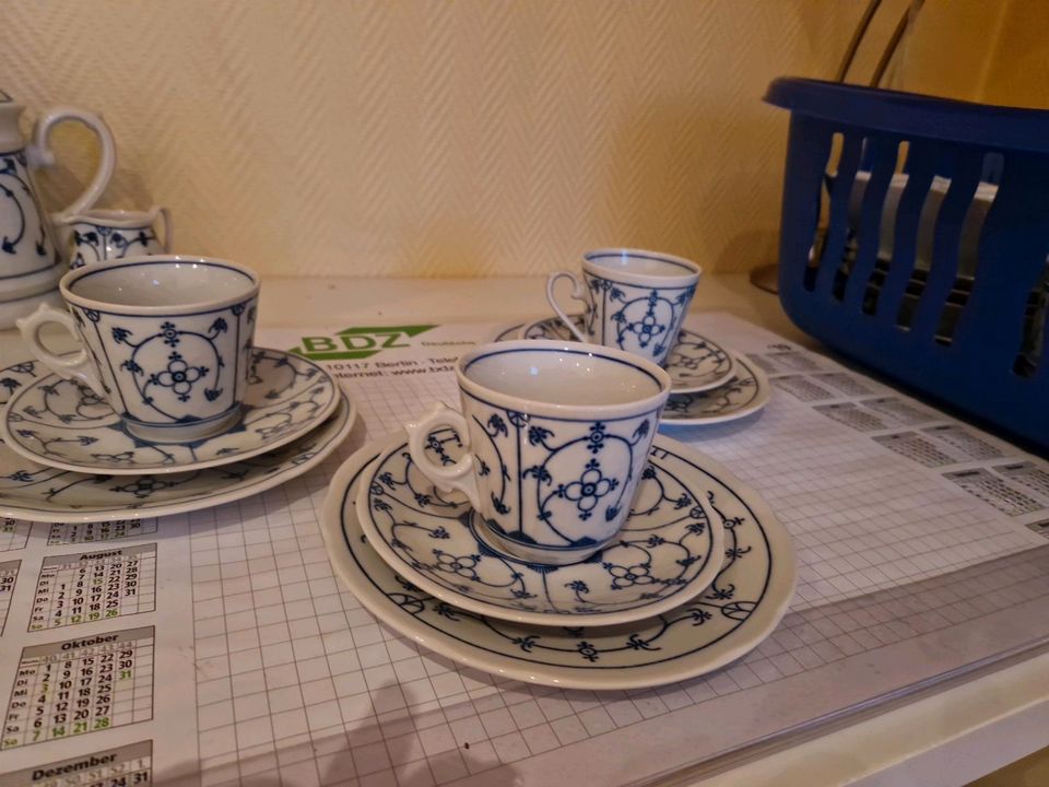 Porzellan Winterling Teekanne, 3 Kaffeegedecke ähnlich Kahla Saks in Königswinter