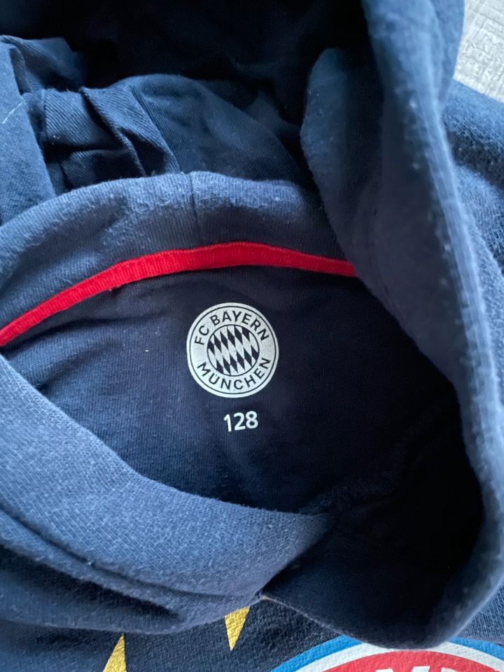 FC Bayern München Hoodie Gr 128 mit Löcher in Leutenbach