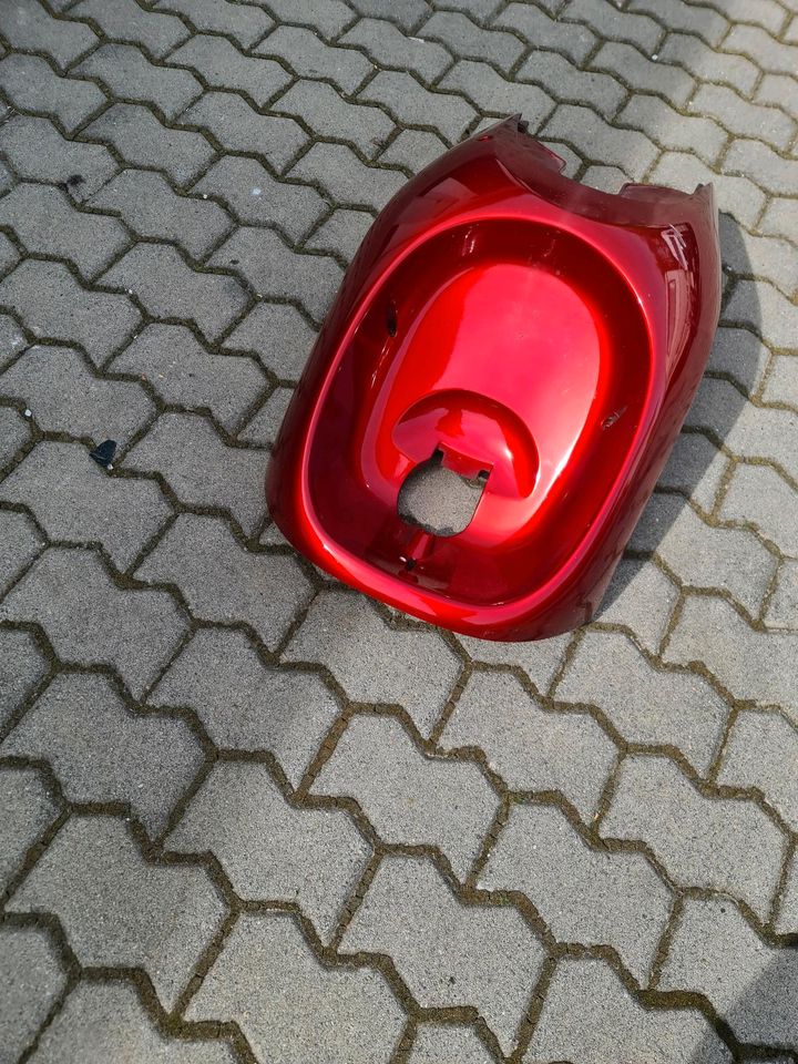 Piaggio Sfera Verkleidung Unterboden vorne rot Roller Motorroller in Saarbrücken