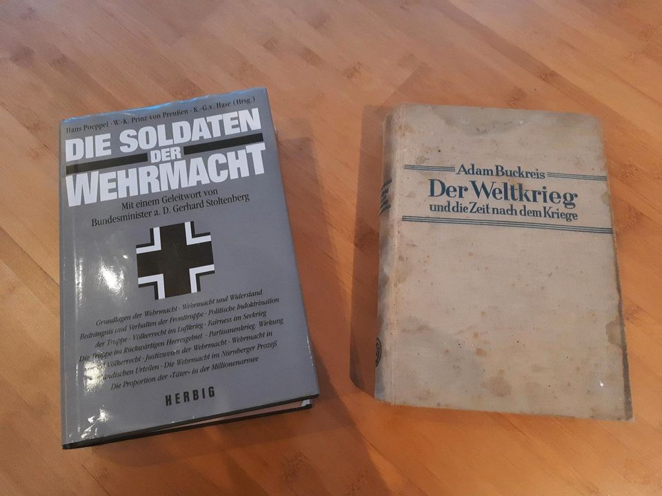 2 alte Bücher zu Weltkrieg und Wehrmacht,  für Demenzkranke? in Friedberg