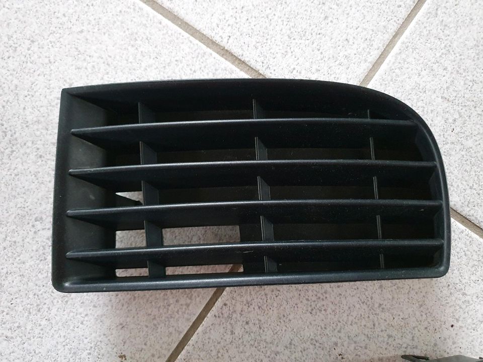 Orig. VW Golf 5 Stoßstangengitter Abdeckung  1K0853677 1K0853666 in Versmold