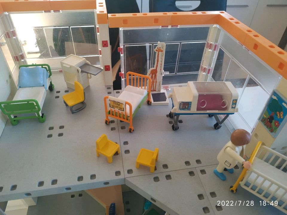 Playmobil Krankenhaus 4404 mit Einrichtung + Landeplatz in Dassow
