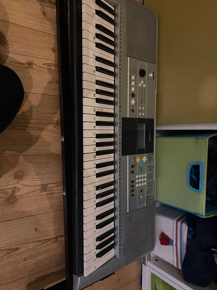 Keyboard Yamaha pSR e323 inklusive Ständer in Henstedt-Ulzburg