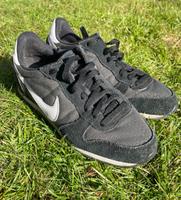 Nike Sneaker schwarz Gr. 39 Niedersachsen - Neu Wulmstorf Vorschau