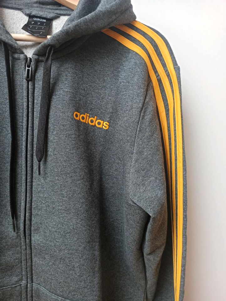 Adidias Hoodie, Kapuze, Größe S, grau mit gelben Streifen in Paderborn