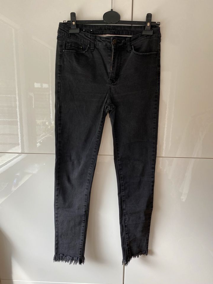 Jeans Vila Größe 29 M schwarz in Nidda