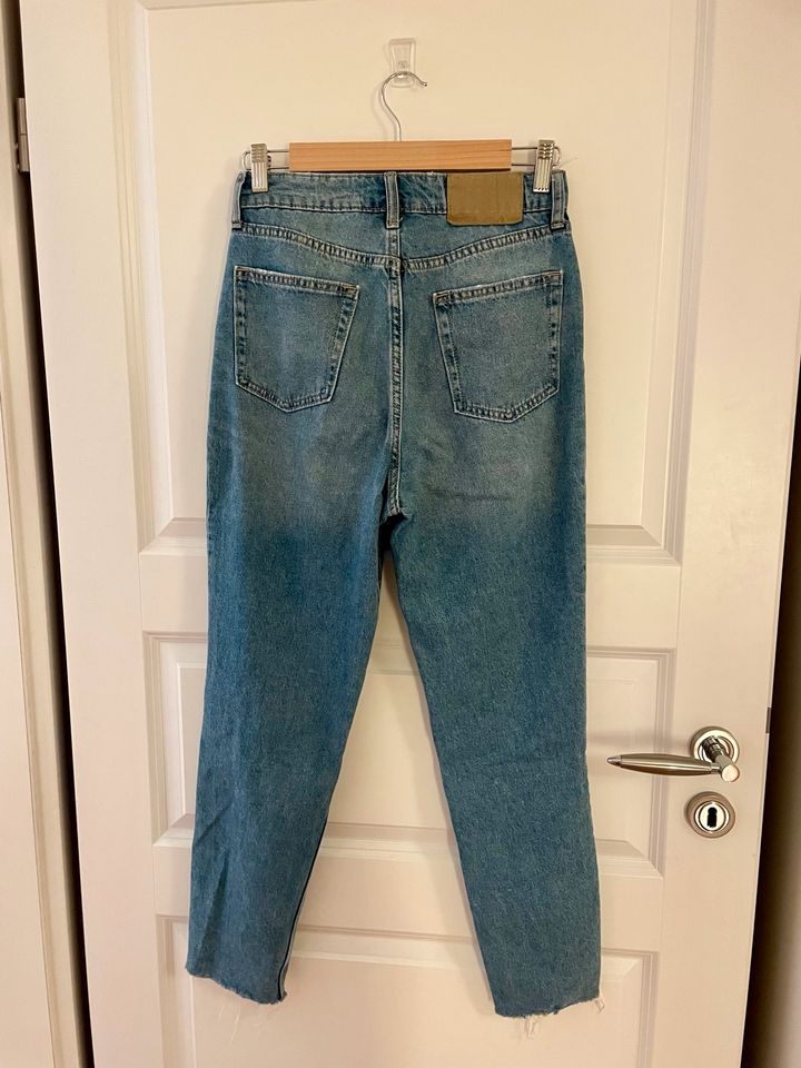 H&M distressed Highwaist Mom fit Ankle Jeans Knopfleiste Risse 1A in Chemnitz