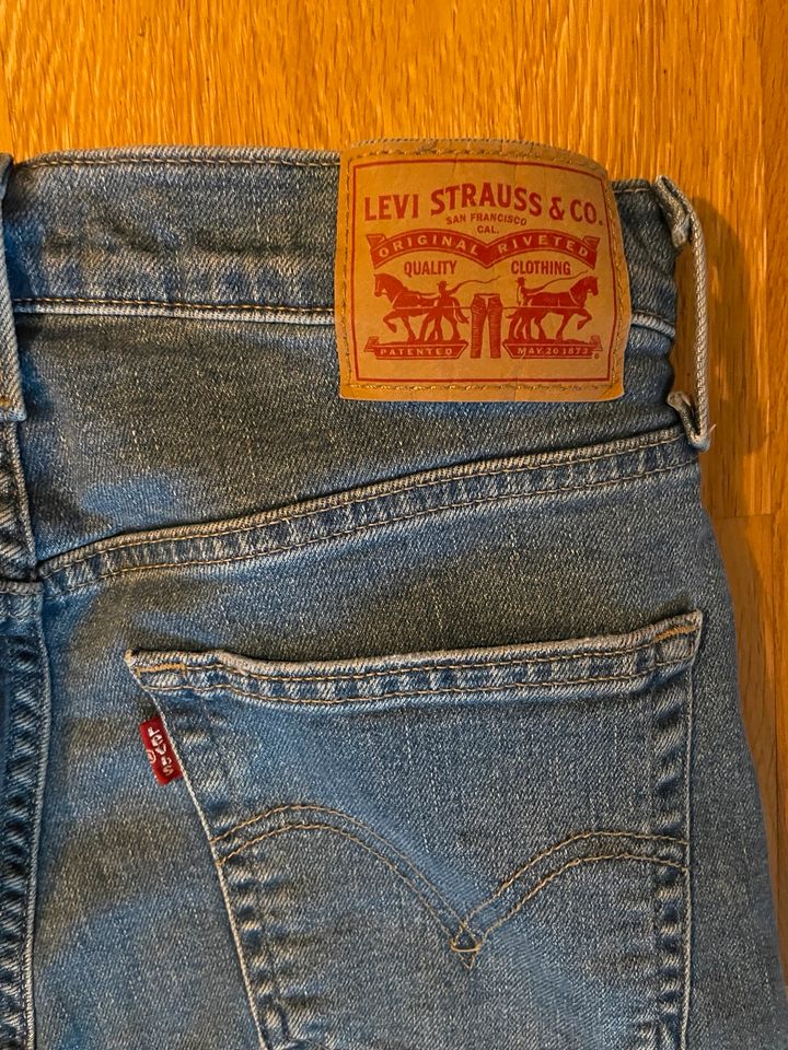 Levi’s Jeans (W29/L27) mit Löchern in Freudenberg