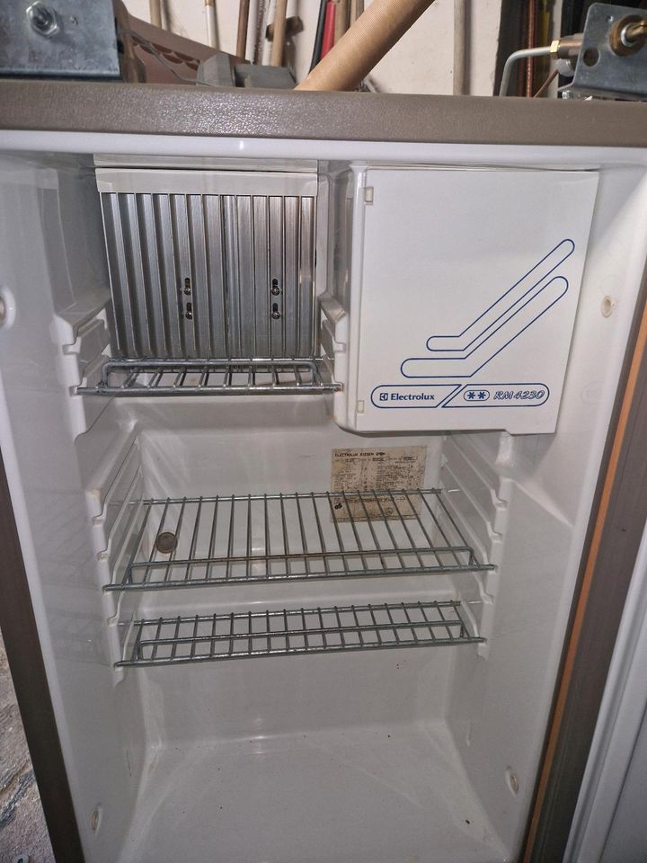 Kühlschrank Gas und 12v-220v für Wohnwagen in Mitterteich