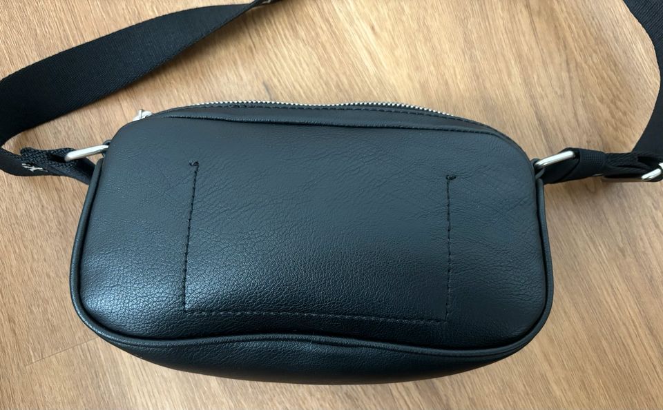 Calvin Klein CK Tasche Schultertasche schwarz mit Logo in Frankfurt am Main