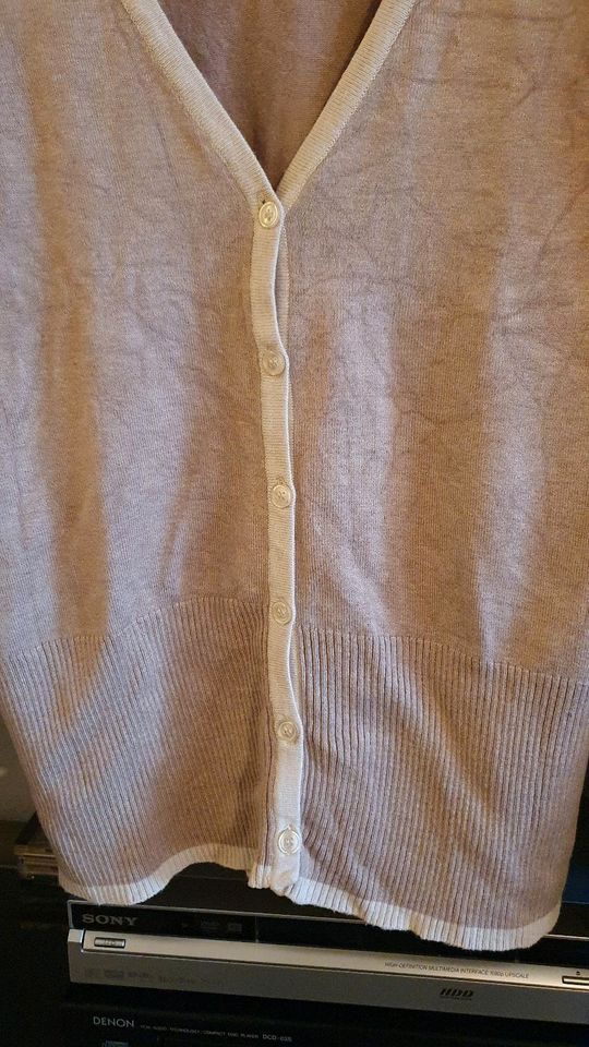 Beige/cremefarbige Feunstrickjacke Gr.36/38 in Biberach an der Riß